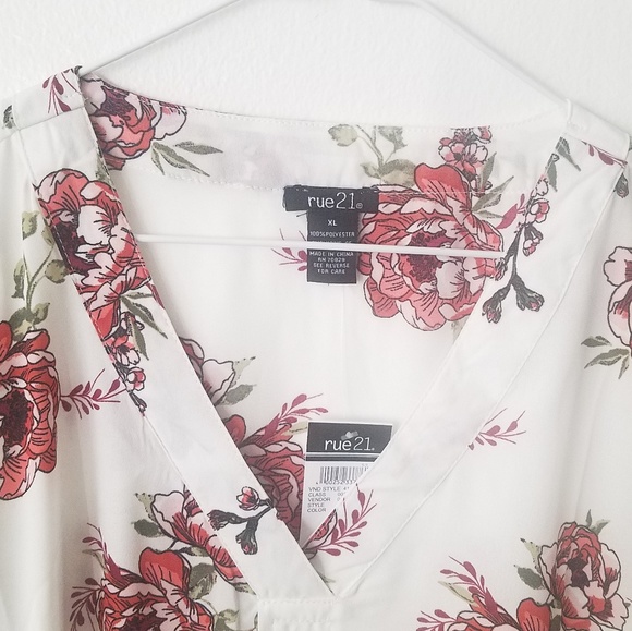 *Sold*NWT Rue21 Floral Top - Picture 3 of 5